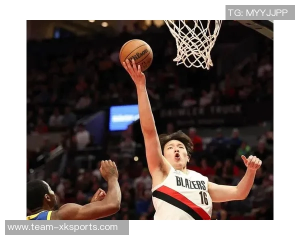 杨瀚森低位背打轻松突破对手单脚上篮展现绝佳技术