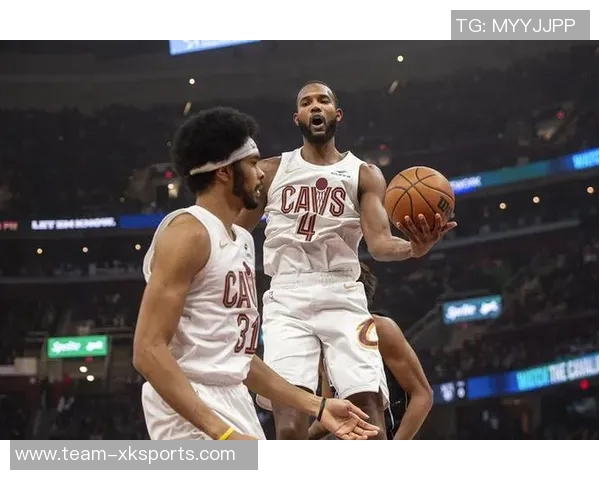 双塔组合表现出色小莫布里与阿伦半场联手贡献15分8篮板助力球队